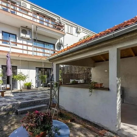 House With A Parking Space - 5523