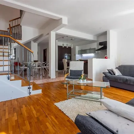 Vakantiehuis House With A Parking Space - 5523 Novi Vinodolski